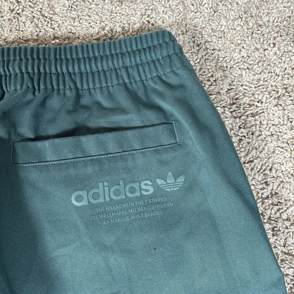 Adidas Originals Graphics Campus Chino Pants‎ Mens Large Mineral Green HN1672